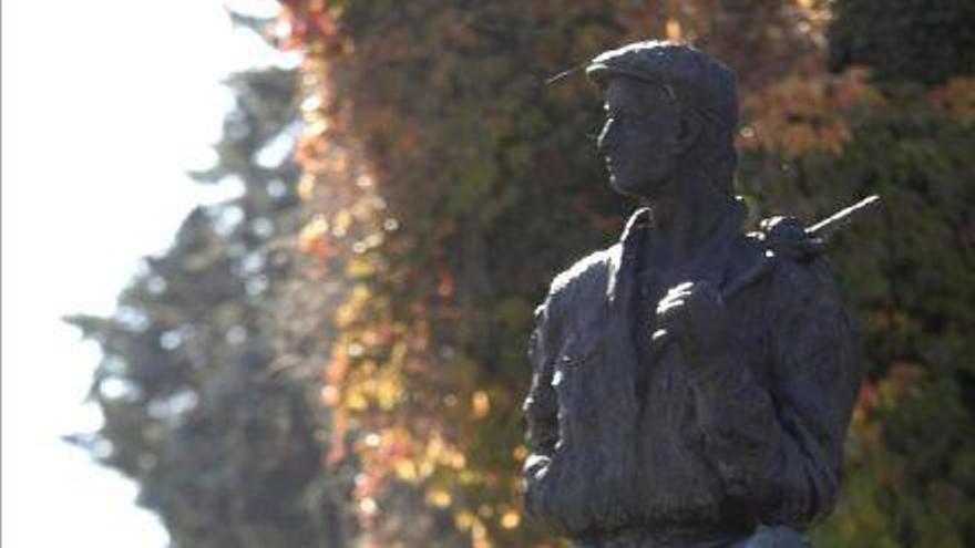 Conrado Abad Gullón junto al monumento al «maletilla» en Ciudad Rodrigo.