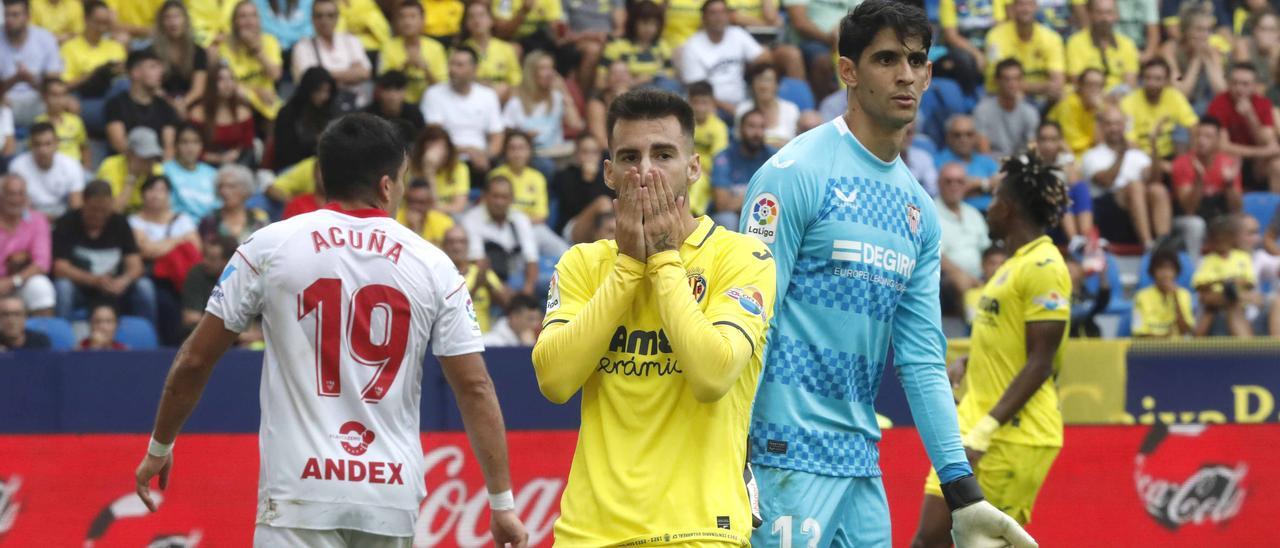 Álex Baena lamenta una de las múltiples ocasiones desperdiciadas por el Villarreal ante el Sevilla.
