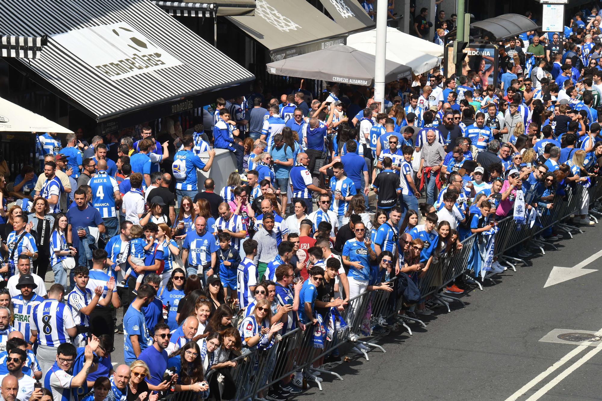 Multitudinario recibimiento de la afición al Dépor en Riazor antes del partido contra el Castellón