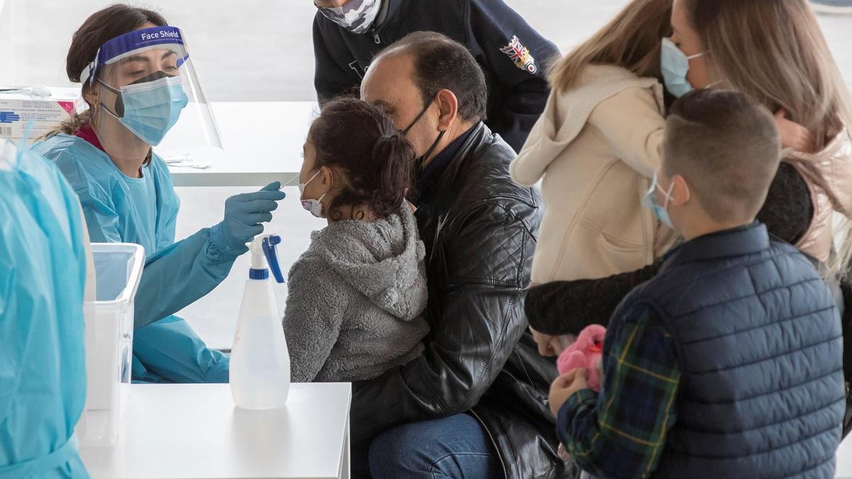 Una sanitària fa una PCR a una nena