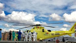 Traslado de un paciente al helipuerto de un hospital.