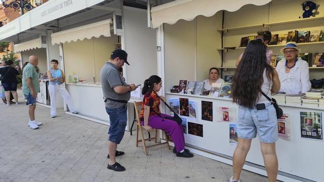 Expositores de la Feria del Libro de Benavente. | E. P.