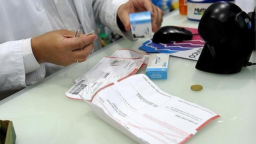 La dispensación de medicamentos desde que ha comenzado el copago se encuentra ya en su segunda semana y son &quot;muchos&quot; los errores que ya se han depurado, aunque &quot;aún quedan algunos en las bases de datos que se están intentando solucionar&quot;, según los farmacéuticos.