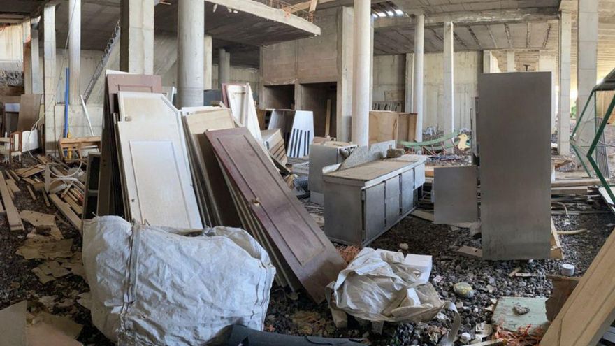 The PSOE reproaches the local government for using the pool as a landfill