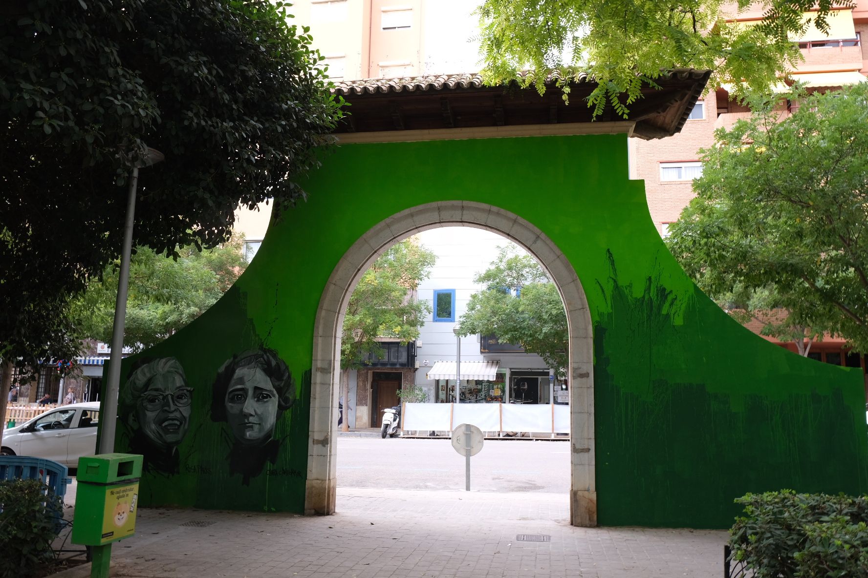 El Ayuntamiento de Palma permite que un mural transforme la histórica puerta del Parc de Ses Veles