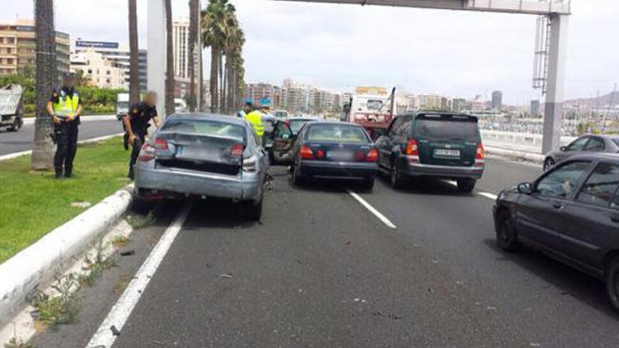 Dos vehículos colisionan en la Autovía de la capital grancanaria