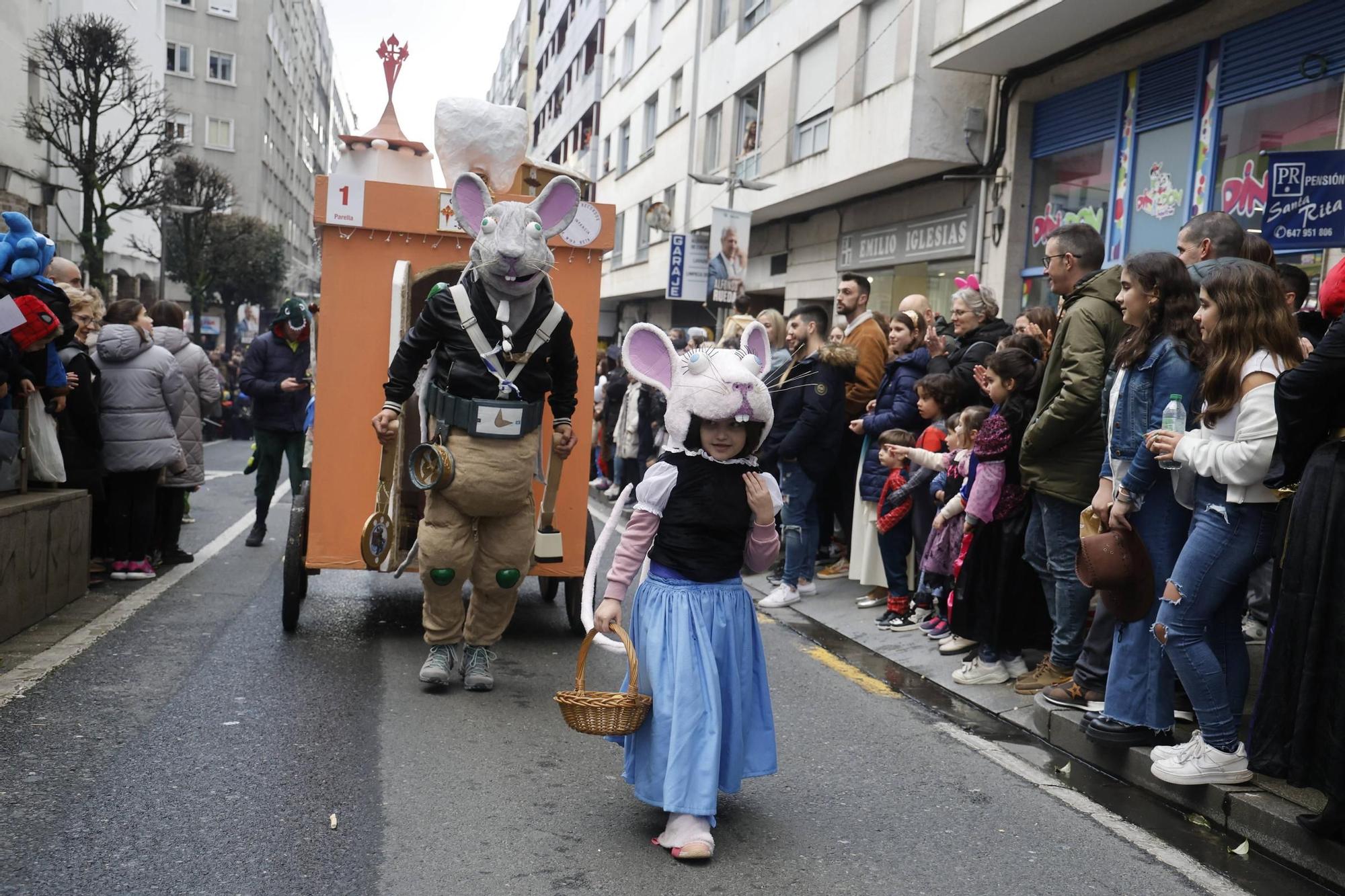 Santiago disfruta del tradicional desfile de martes de Entroido