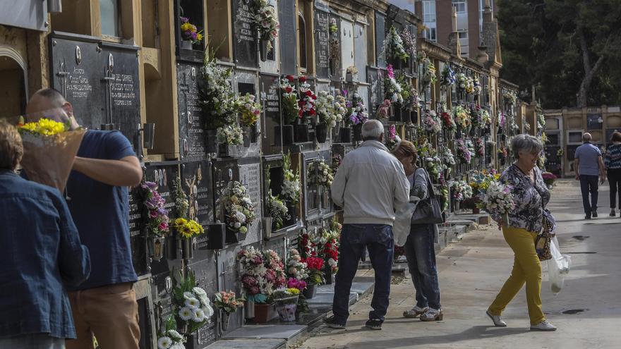 Todos los Santos destapa decenas de hurtos de cruces y búcaros de cobre en los cementerios de Elche