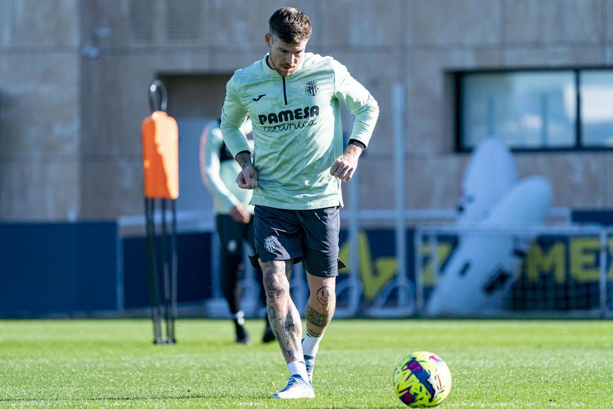 Alberto Moreno, en la sesión de entrenamiento del Villarreal de este martes.