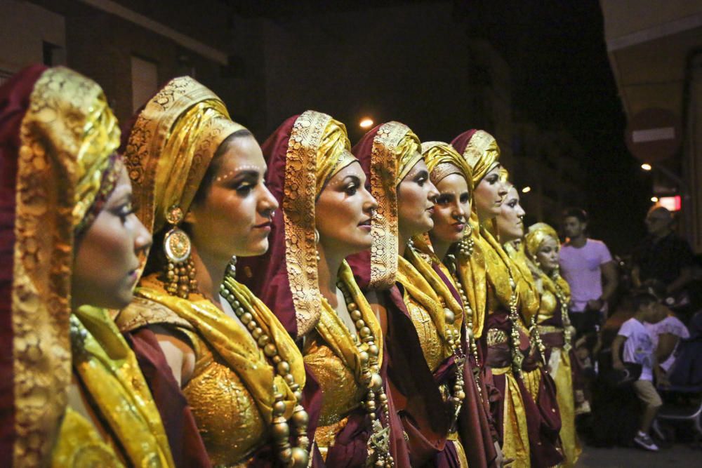 Diferentes imágenes del desfile de la Entrada Mora de Almoradí.