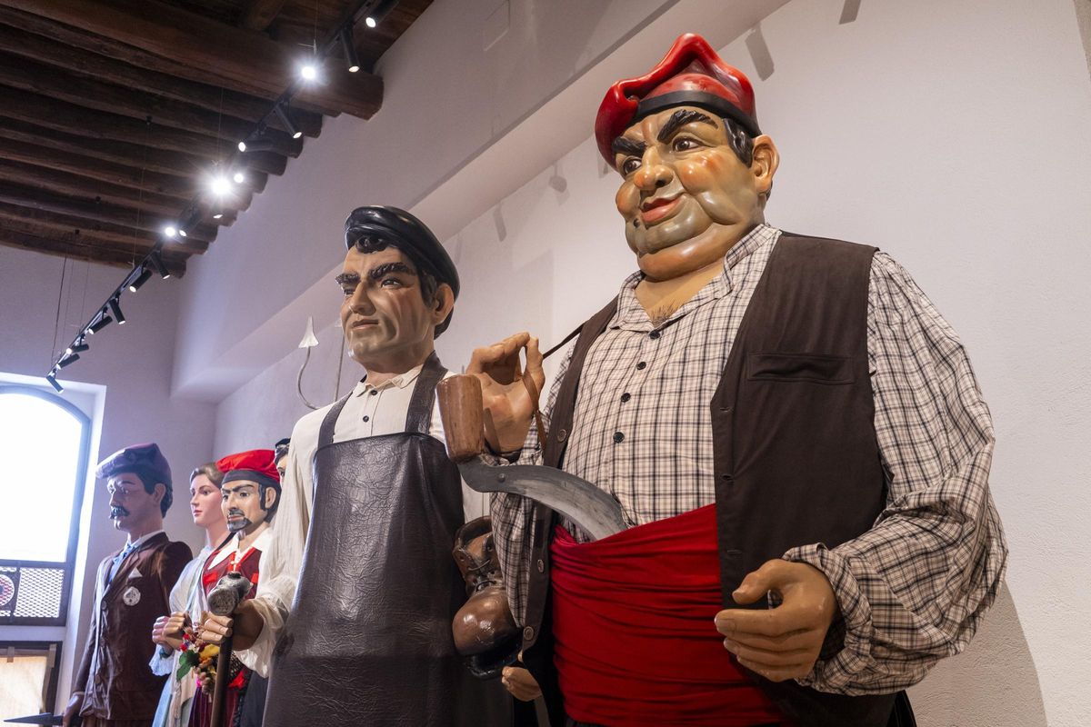 La Casa dels Gegants està situada al nucli antic de Cardona