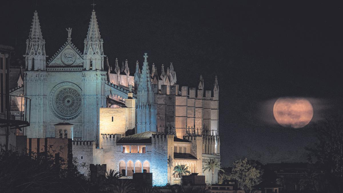 La Catedral de Palma con la luna llena saliendo sobre el horizonte del Este