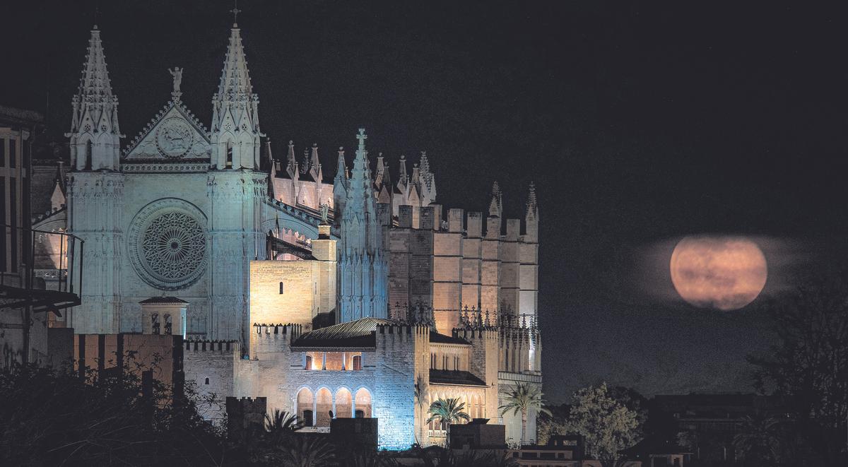 La Catedral de Palma con la Superluna