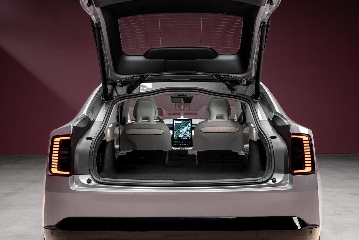 Volvo ES90 trunk