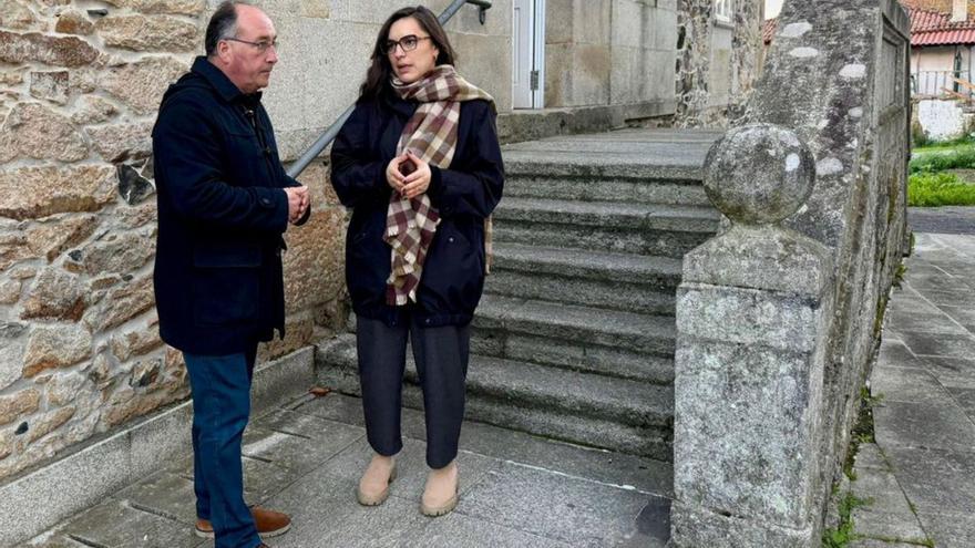 Mario López y Alba Forno, ante el antiguo Concello de Lalín.