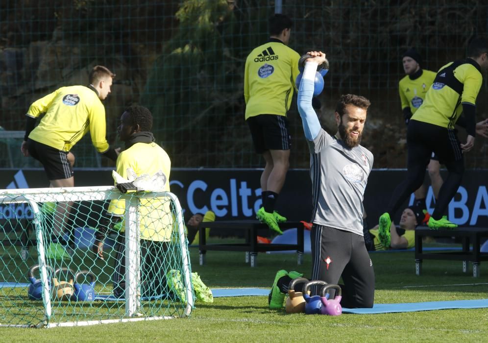 Eduardo Berizzo dirige el último entrenamiento del cuadro celeste antes de visitar el domingo al Sporting en El Molinón