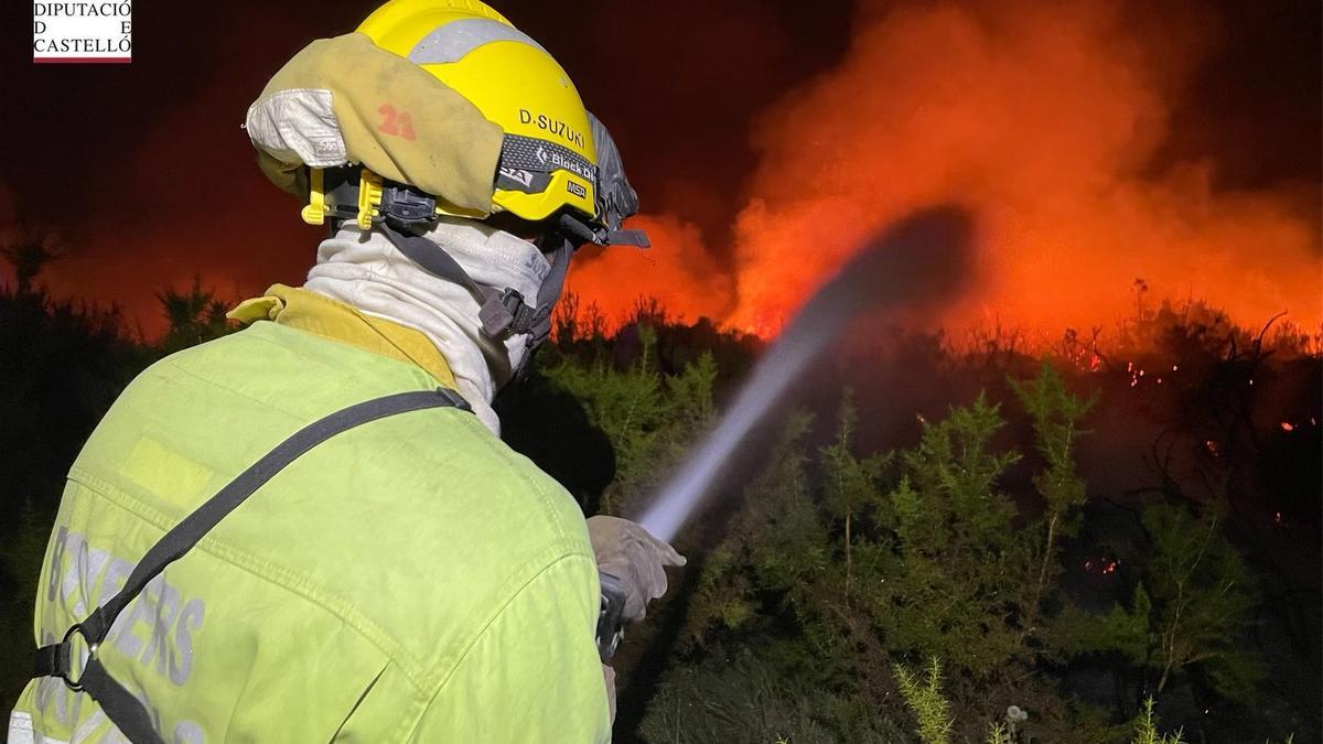 El incendio forestal de les Useres encara las horas más peligrosas con una evolución positiva