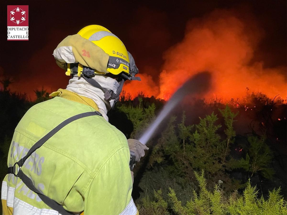 El incendio forestal de les Useres encara las horas más peligrosas con una evolución positiva