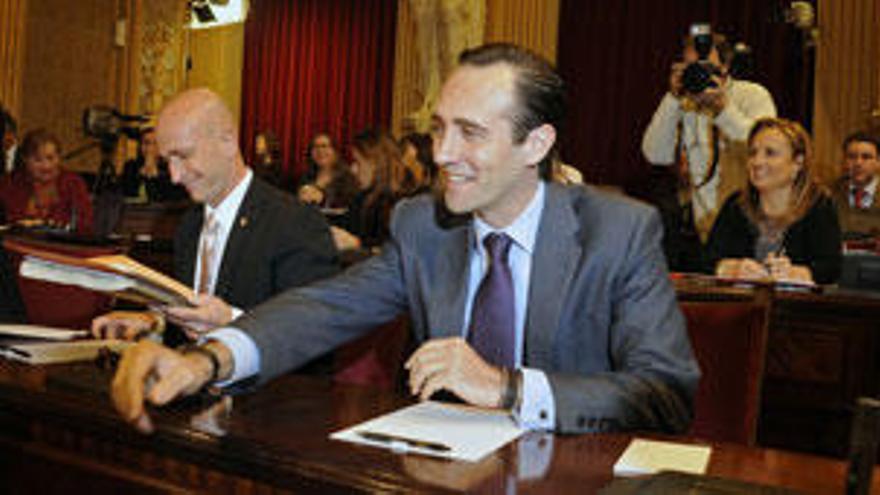 José Ramón Bauzá, president del PP balear, sentado en su escaño del Parlament.