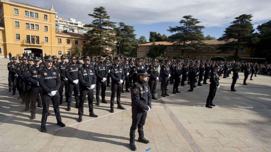 Entrega de despachos a la 53 nueva promoción de agentes de la Policía Local de València.  | FERNANDO BUSTAMANTE