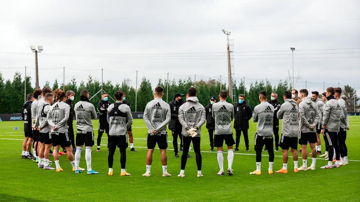 La plantilla del Celta en A Madroa, en el primer entrenamiento de Coudet