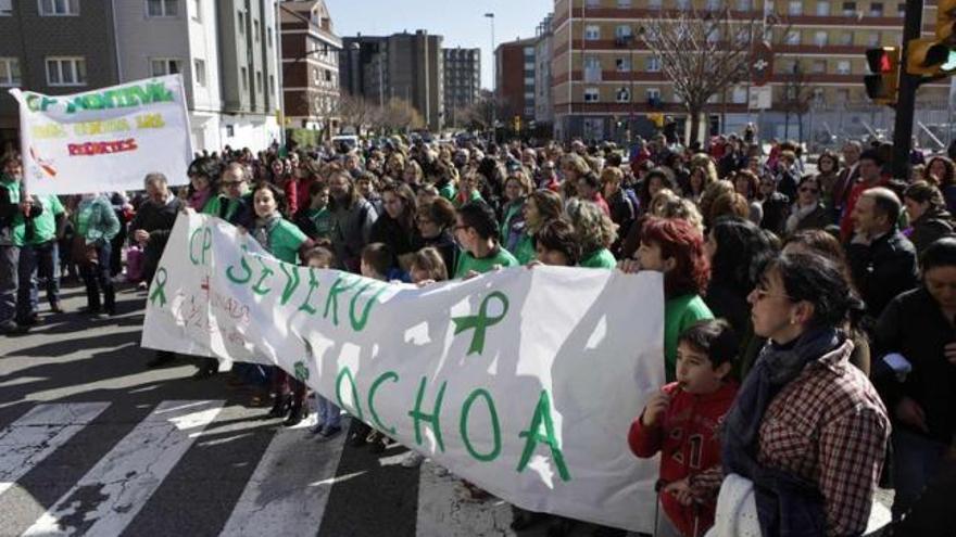 Alumnos, profesores y familias de los colegios Montevil y Severo Ochoa, en su protesta conjunta de ayer.