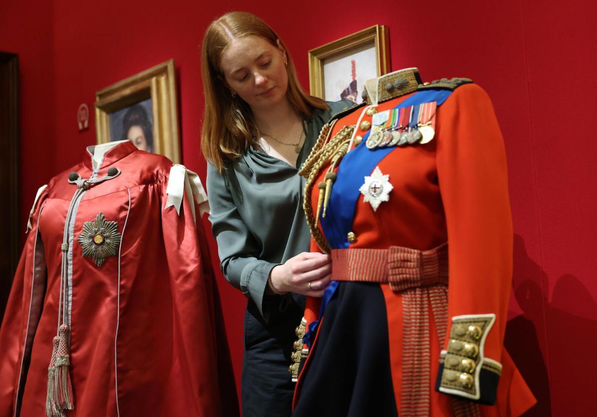 Túnicas y trajes de gala de la reina Isabel II de Gran Bretaña.