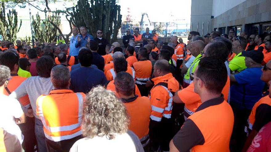 Reunión de los estibadores y sus representantes sindicales hace diez días en el Puerto.