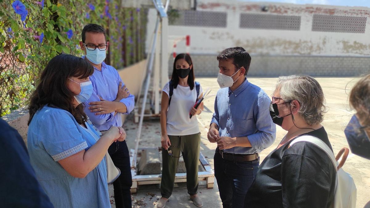 Visita del exconseller Vicent Marzà al colegio de Potries en julio del 2021