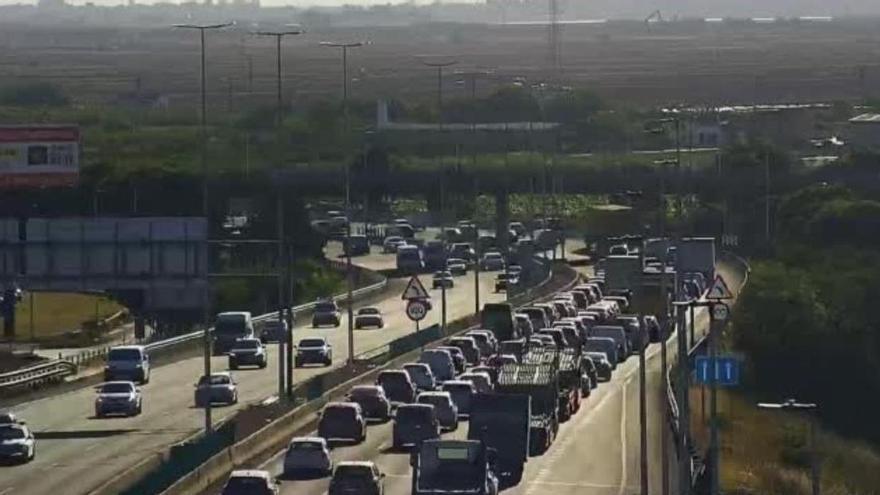 Más de 20 kilómetros de retenciones en el tráfico en Valencia: la A-7 y la V-31, colapasadas