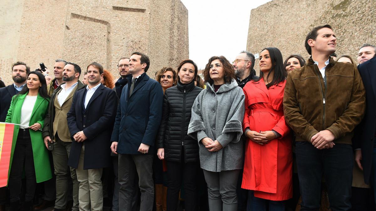 Dirigentes del PP, Cs y Vox en la plaza de Colón.