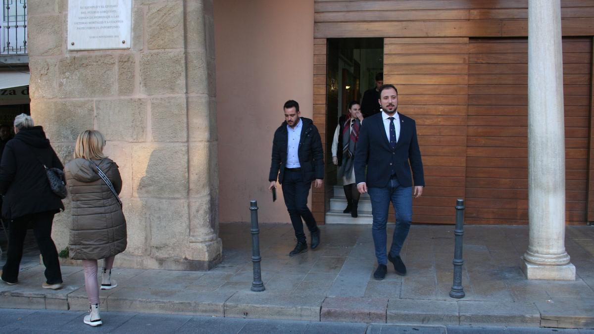 El cesado vicealcalde de Lorca, Francisco Morales, abandonaba el Ayuntamiento después de haber permanecido en su interior durante horas.