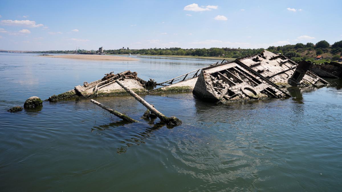 Buque alemán hundido en el Danubio, en Prahovo, Serbia. REUTERS/Fedja Grulovic