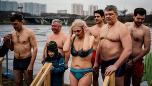  Un grupo de ortodoxos rusos se disponen a sumergirse en el agua en Moscú, en la celebración de un rito