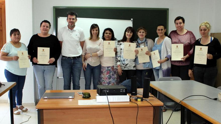 Los ocho alumnos que han finalizado las clases del curso del Servef