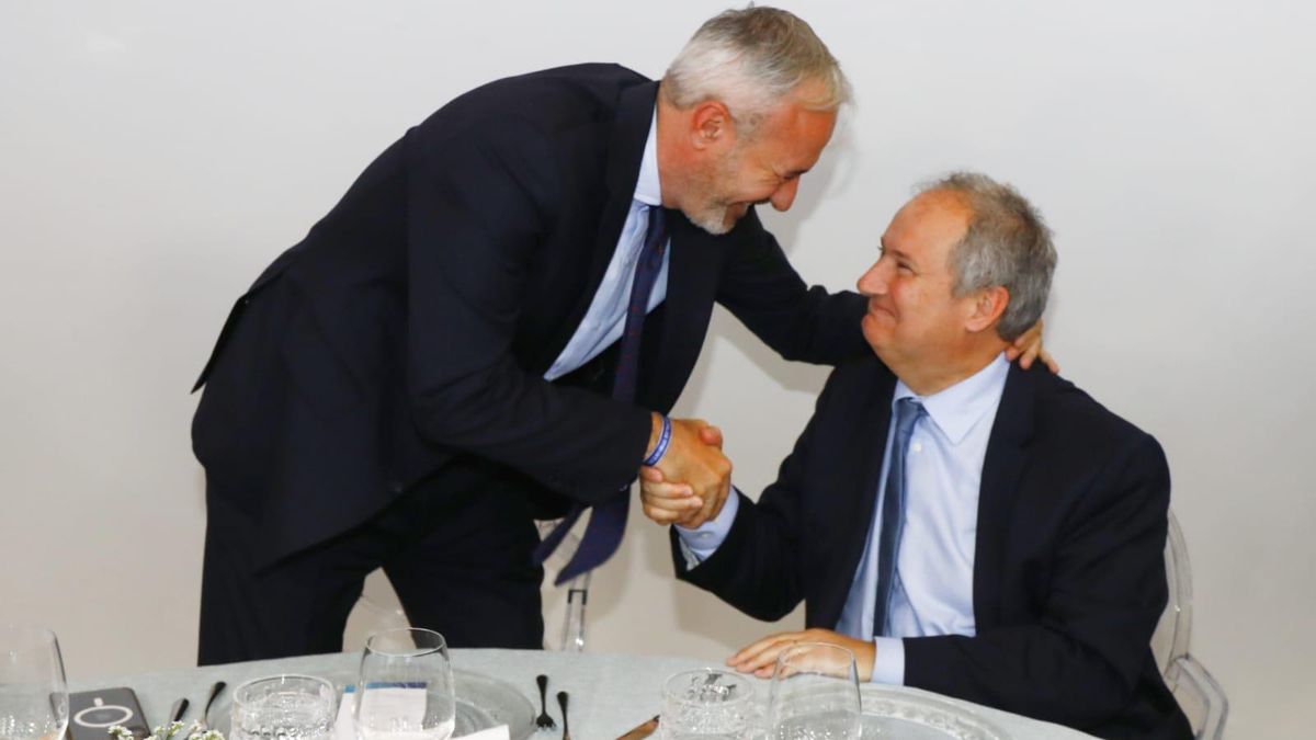 El presidente de Aragón, Jorge Azcón, saluda al ministro de Industria y Turismo, Jordi Hereu, este martes en la gala de premios celebrada en el Mobility City de Zaragoza.