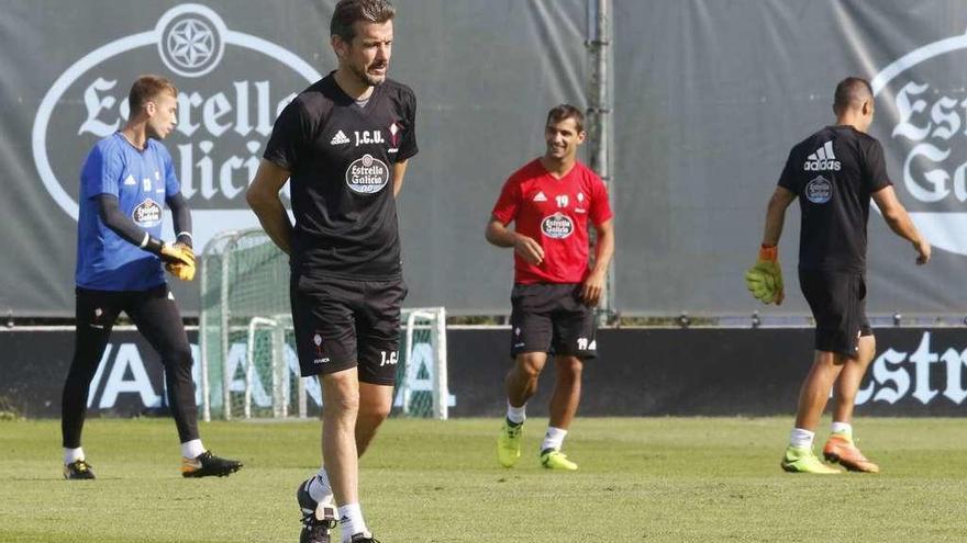 Juan Carlos Unzué, durante el entrenamiento de ayer en A Madroa. // Alba Villar