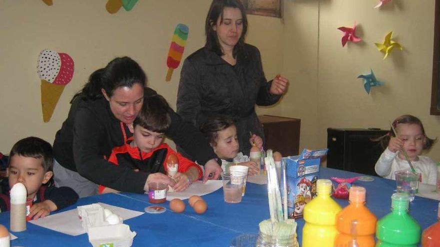 Los niños disfrutan de las vacaciones con talleres, cuentacuentos y cine