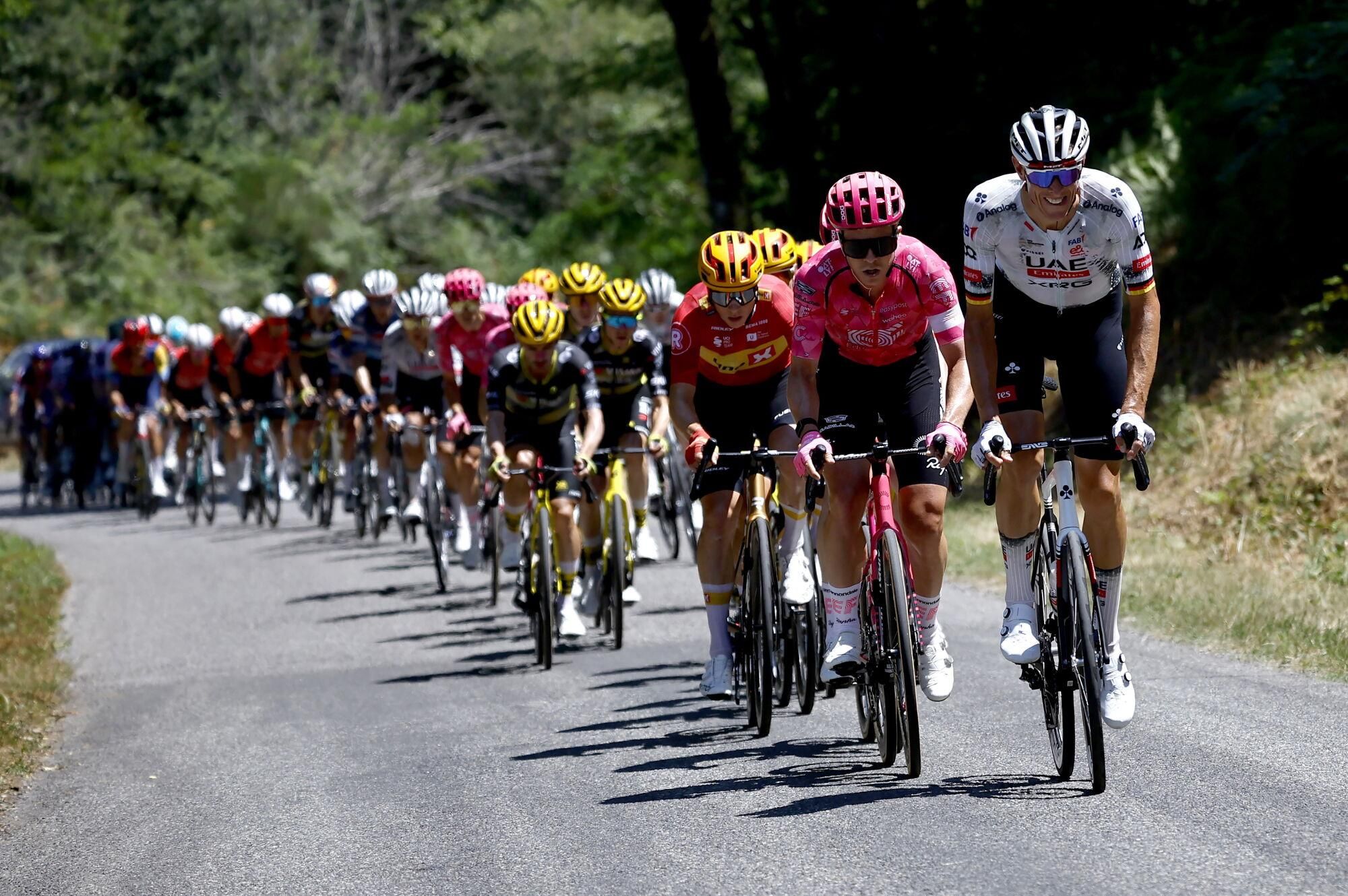 Tarbes (France), 17/07/2025.- German rider Nils Politt of UAE Team Emirates leads the peloton during the 12th stage of the Tour de France cycling race over 180.6km from Auch to Hautacam, France, 17 July 2025. (Ciclismo, Francia) EFE/EPA/MARTIN DIVISEK
