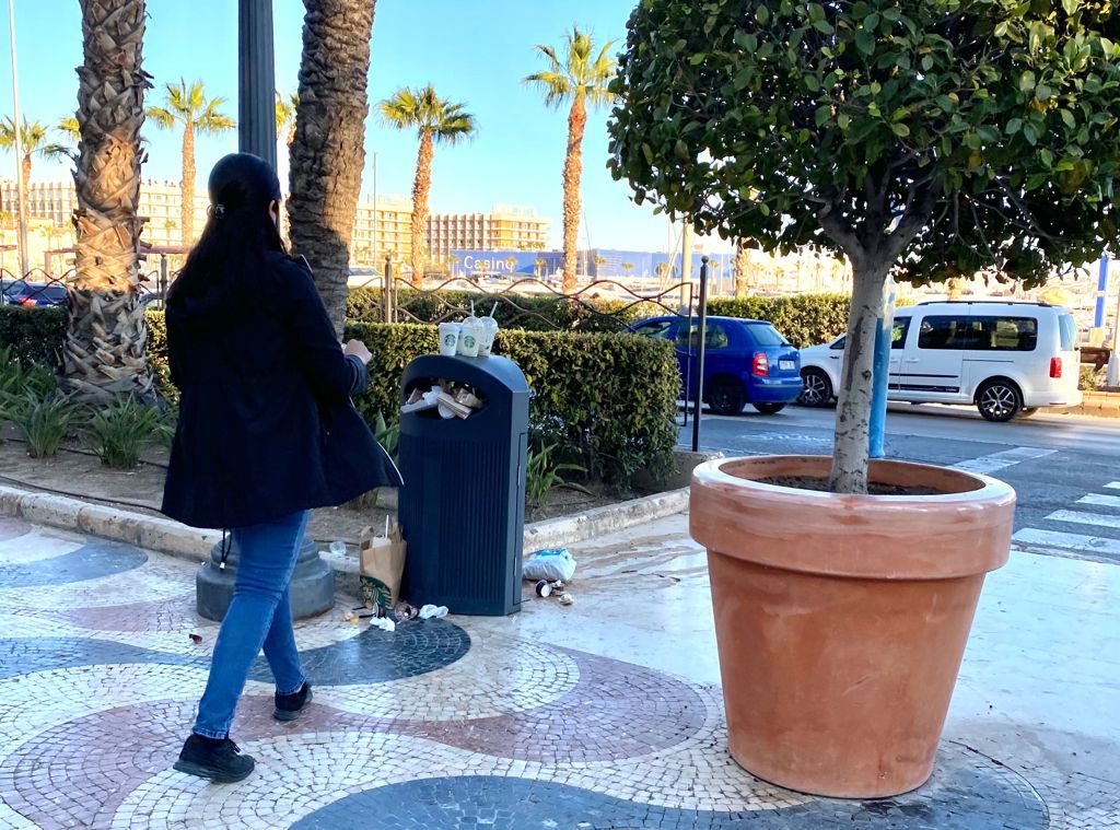 Esta es la imagen de la Explanada de Alicante: bolsas, envases, desechos... y cubos de basura al límite