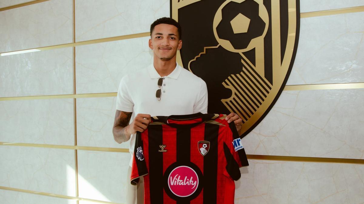Álvaro Rodríguez posa con la camiseta del Bournemouth, su nuevo equipo