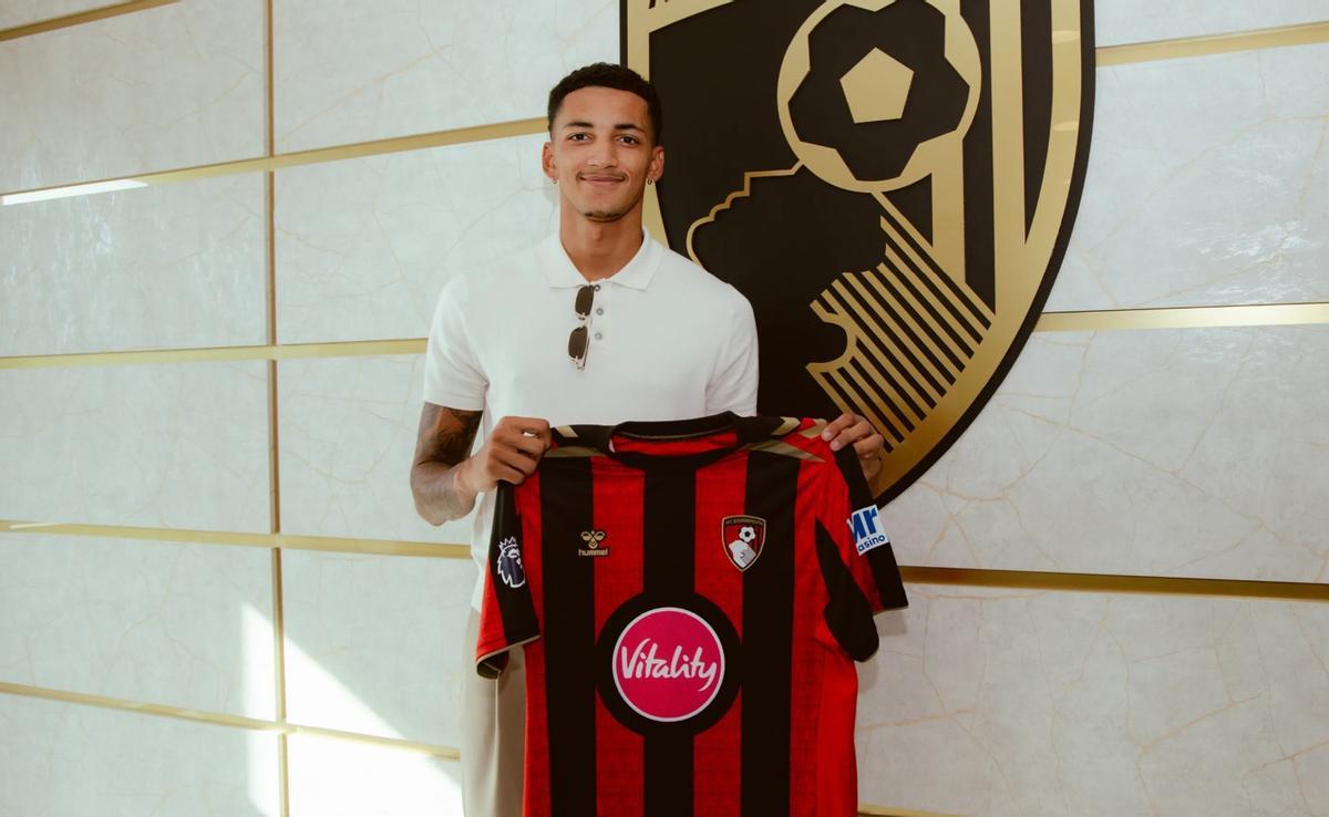 Álvaro Rodríguez posa con la camiseta del Bournemouth, su nuevo equipo