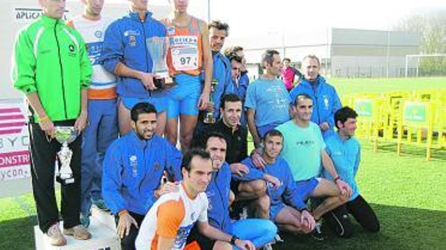 Componentes del Oviedo Atletismo y Piloña y Marcos Peón en el podio. | j. i. c.