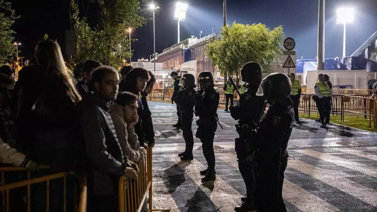 El autobús del Real Zaragoza da esquinazo a la afición y sale por la puerta de atrás del Ibercaja Estadio