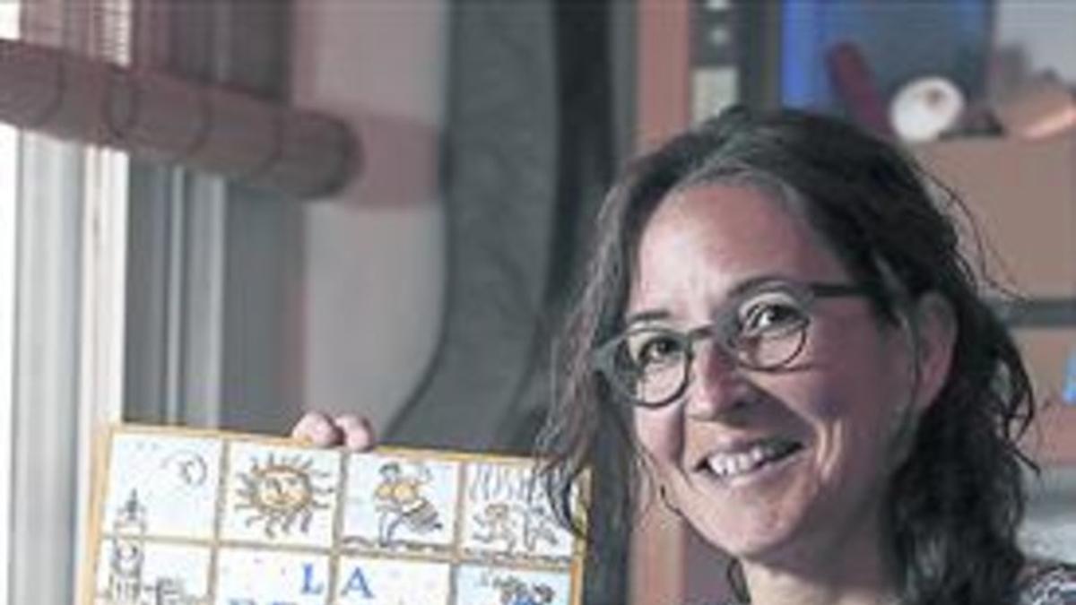 La diseñadora Teresa Calbó, con su cartel de la fiesta mayor ganador.