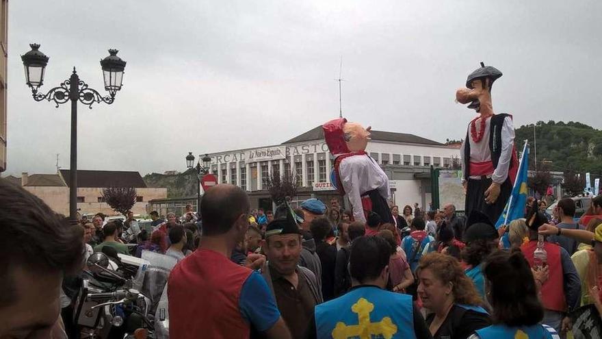 Los gigantes Pinón y Telva, del colectivo &quot;Entaína Ribeseya&quot;, sobresalen entre la multitud.