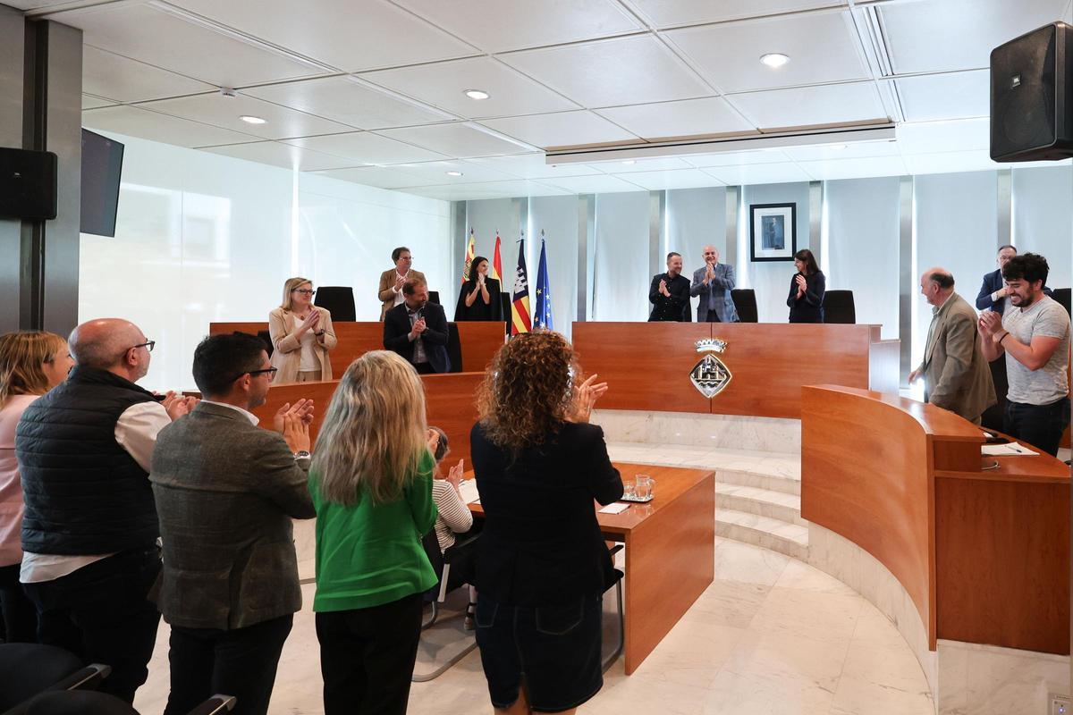 Todos los grupos del pleno y los asistentes aplauden la aprobación del la ley que permite limitar la entrada de vehículos a Ibiza