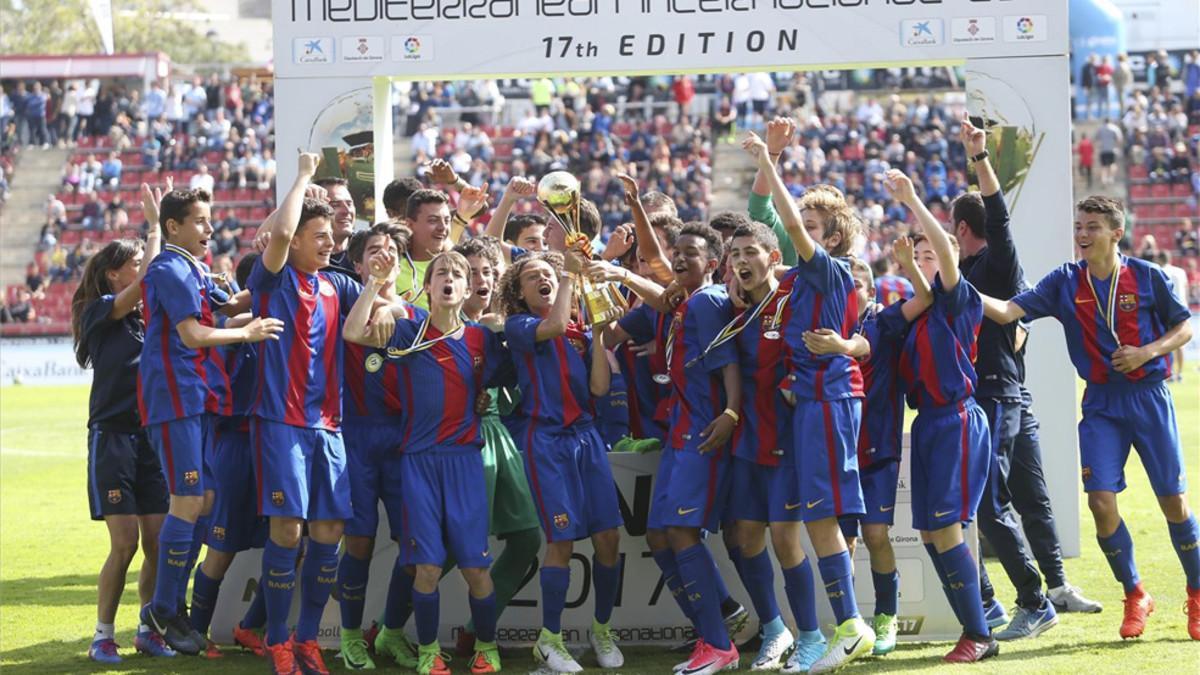 El Barça levanta el título de campeón