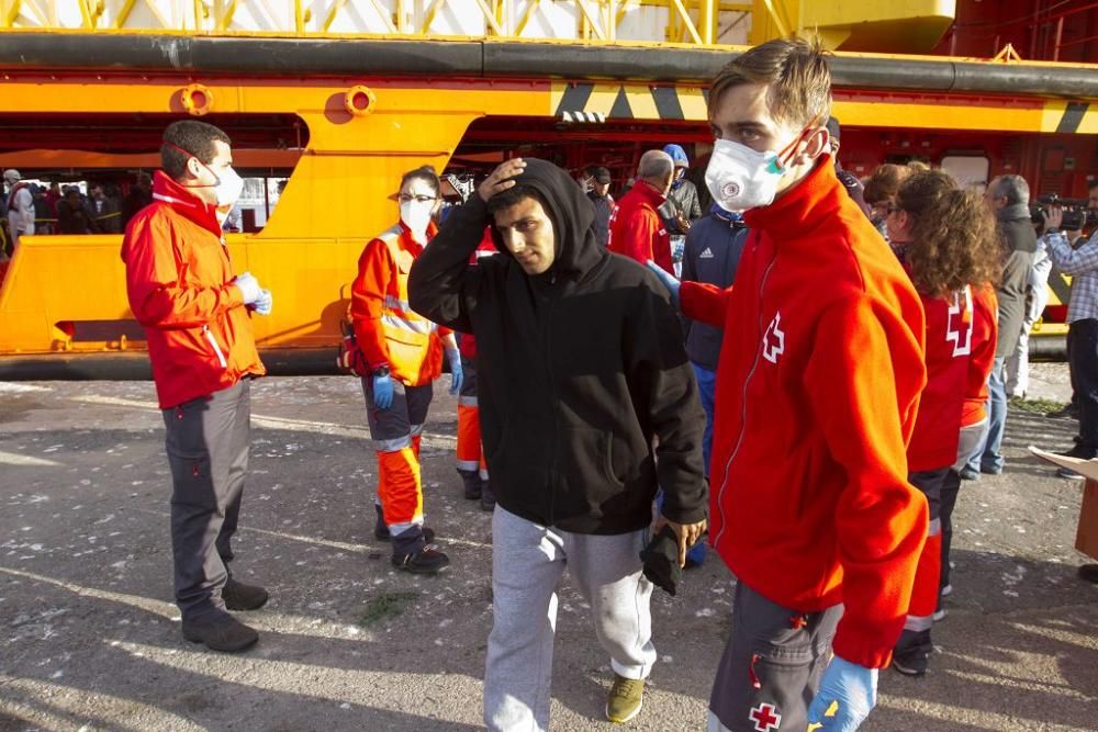 Llegada al puerto de Cartagena de los inmigrantes rescatados en el mar