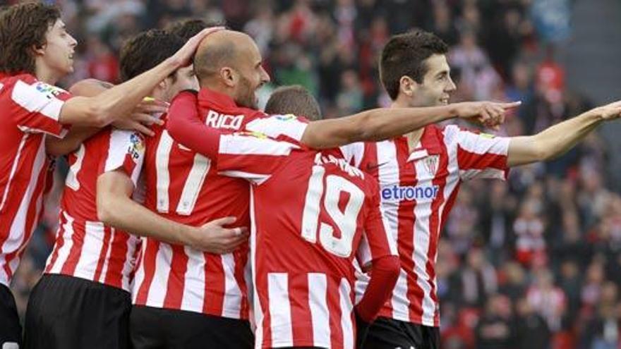 Los jugadores del Athletic Club celebran uno de los goles.